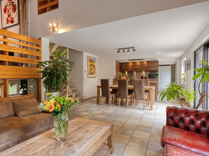 Wij zijn verheugd deze exclusieve en tijdloze villa op toplocatie in Haasrode te koop aan te bieden. De stijlvolle en eigentijdse woning met 5 slaapka