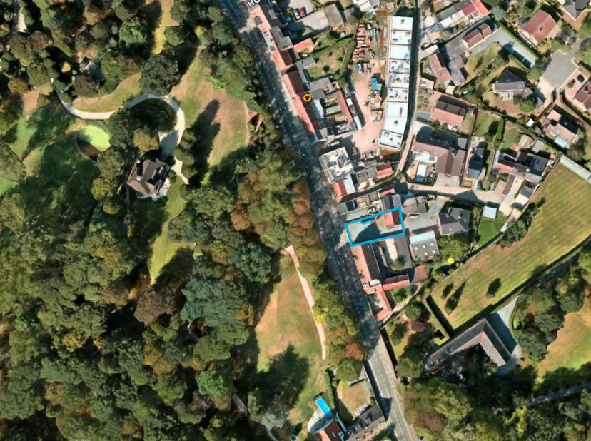 Bouwgrond van 328 m² op een toplocatie in het groene Heusden, geschikt voor het bouwen van een ééngezinswoning of een meergezinswoning. Deze eigendom