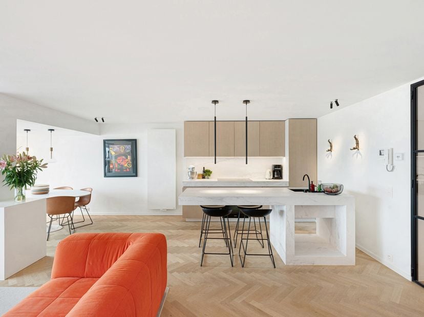 Luxueus vernieuwd appartement op de Zeedijk, vlakbij het Rubensplein. Mooie residentie met brede appartementen, grote inkomhal en vernieuwde lift. Oor