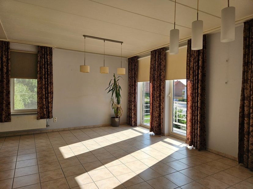 Ruim appartement in het centrum van Heultje op wandelafstand van winkels, scholen, openbaar vervoer... met een vlotte verbinding naar omliggende gemee