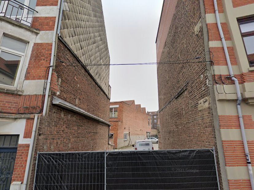 Ontdek deze unieke bouwgrond in het hart van Elsene! Met de mogelijkheid om het perceel in zijn huidige staat te kopen of met een volledig afgewerkte