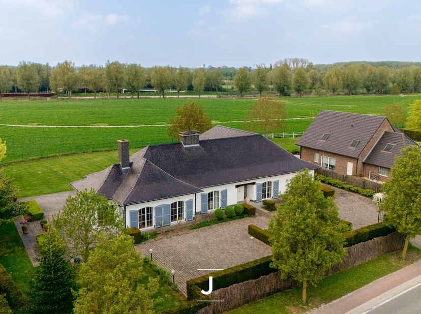 Cette villa élégante à Beveren-Leie est située dans un emplacement exceptionnel avec vue sur l&#039;eau et un environnement verdoyant. Stratégiquement situ