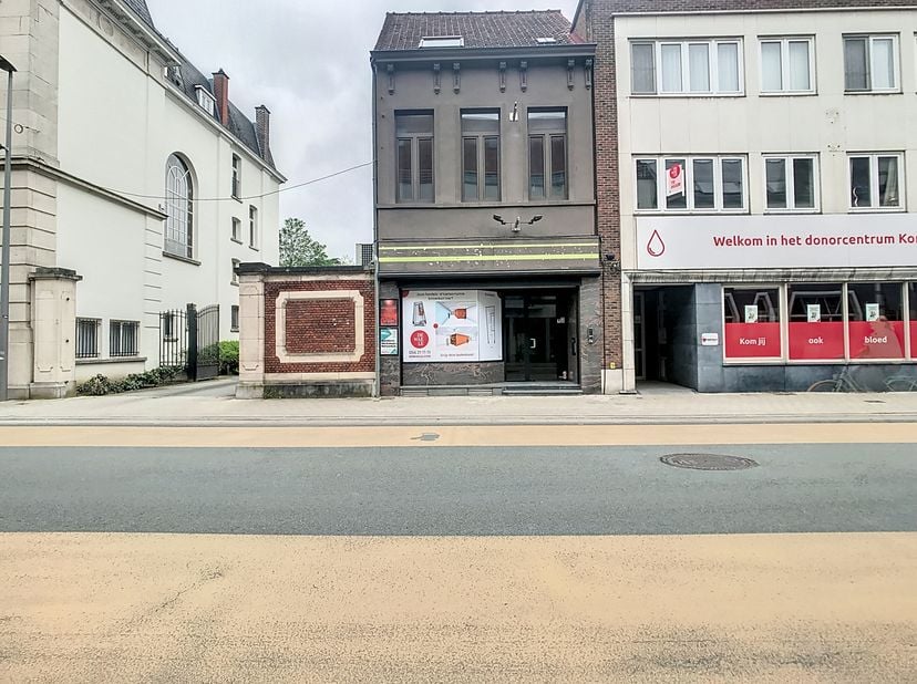Local commercial à louer à Courtrai dans un emplacement privilégié. Le bâtiment bénéficie d&#039;une bonne visibilité en raison de son emplacement le long