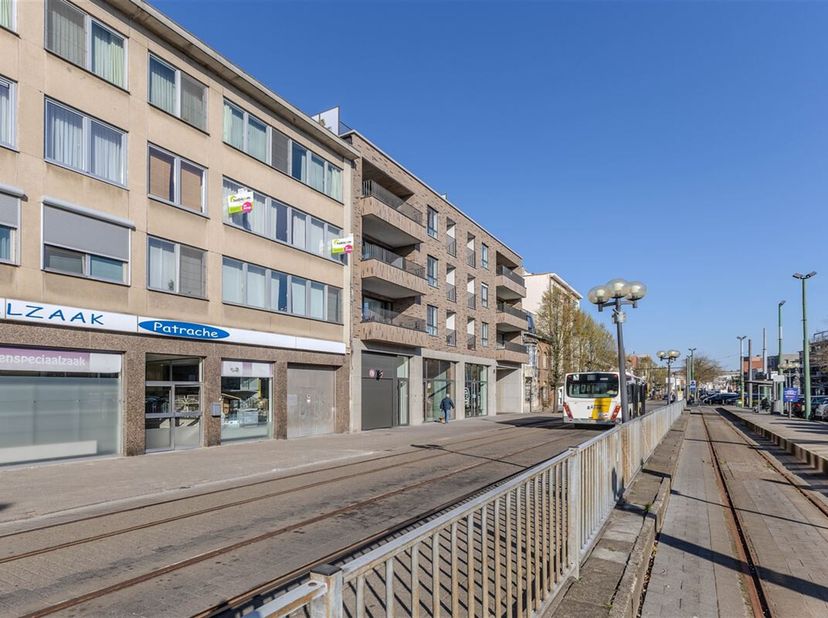 Au coeur de Hoboken, à proximité de toutes les commodités, se trouve cet appartement spacieux avec trois chambres à coucher, deux salles de bains et u