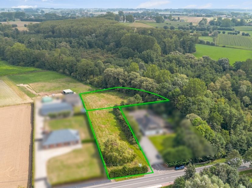 Deze grond is gelegen op de Ninoofsesteenweg 2A te Galmaarden. &lt;br /&gt;
Het perceel heeft een oppervlakte van 1867m² en een straatbreedte van 25 meter.