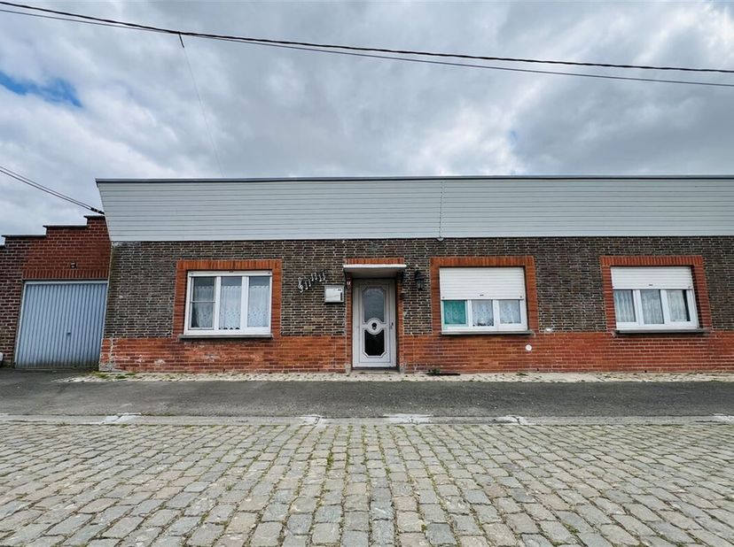 Maison de plain-pied avec de beaux volumes à Moustier  Une opportunité à ne pas manquer !&lt;br /&gt;
Située sur un terrain de 4 ares, cette maison spacieus