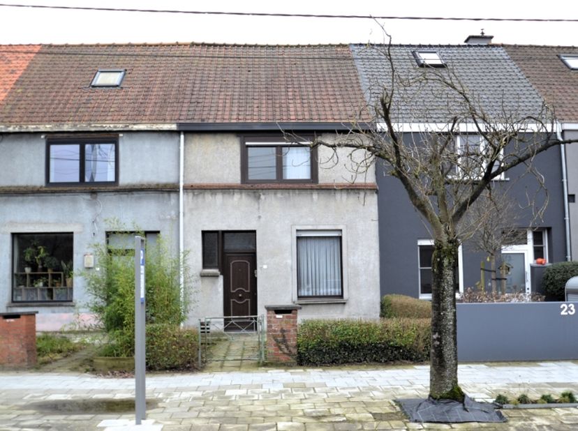 Te renoveren woning in centrum Kortrijk.&lt;br /&gt;
Via de inkomhal (met trap naar de bovenverdieping met 3 slaapkamers) komen we in de ruime leefruimte, b