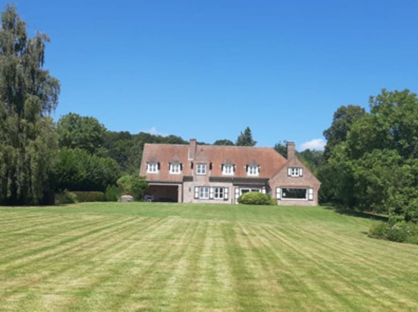 INFO 0495 20 48 70 -Amougies- Kluisberg - Wij nodigen u uit om dit uitzonderlijke karaktervolle pand te ontdekken in een groene en privéomgeving van +