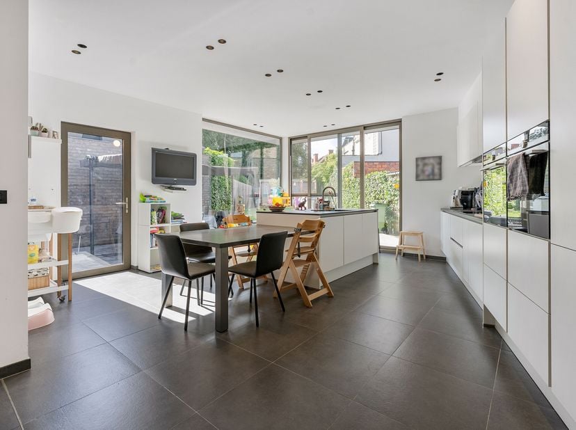 Prachtig gerenoveerde woning met 3 slaapkamers en EPC A te koop in Gullegem!&lt;br /&gt;
Ben je op zoek naar een instapklare woning met luxe afwerking én ui