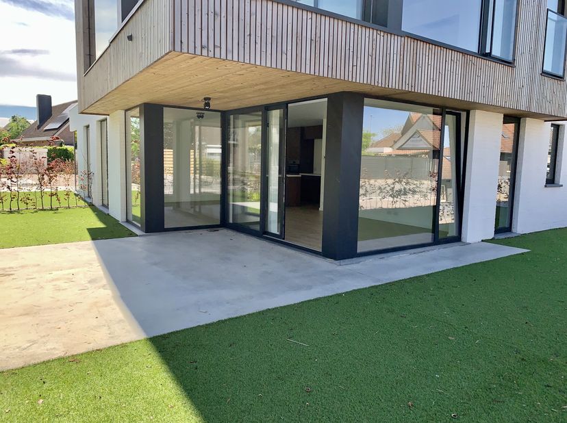 Gelijkvloers appartement met 2 slaapkamers en ruim terras &amp; tuin te huur nabij het centrum van Waregem. Hele vlotte verbinding naar de belangrijke inv