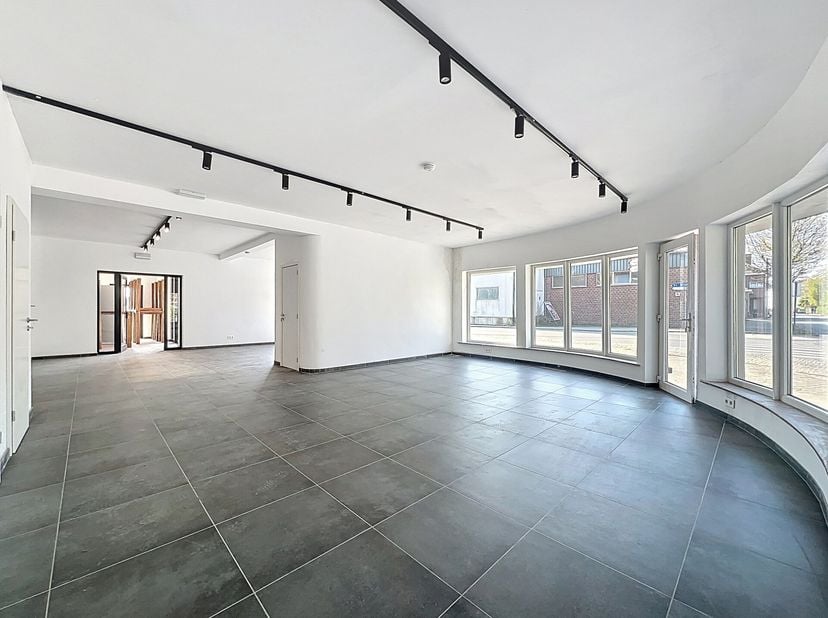 ATH / Dit volledig gerenoveerde gebouw van +/- 150 m, gelegen in de buurt van de zonering, biedt je tal van mogelijkheden en is klaar om je nieuwe pro