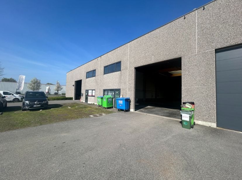 Op zoek naar een ruime en recent gebouwde magazijnruimte op een strategische locatie?&lt;br /&gt;
Dit magazijn van 320 m² in het vlot bereikbare industriepa