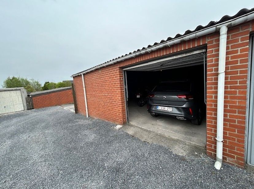 ruime gerage te koop in Menenafmetingen van een dubbele garage mogelijkheid om de garage ernaast bij te kopen voor euro25.000.