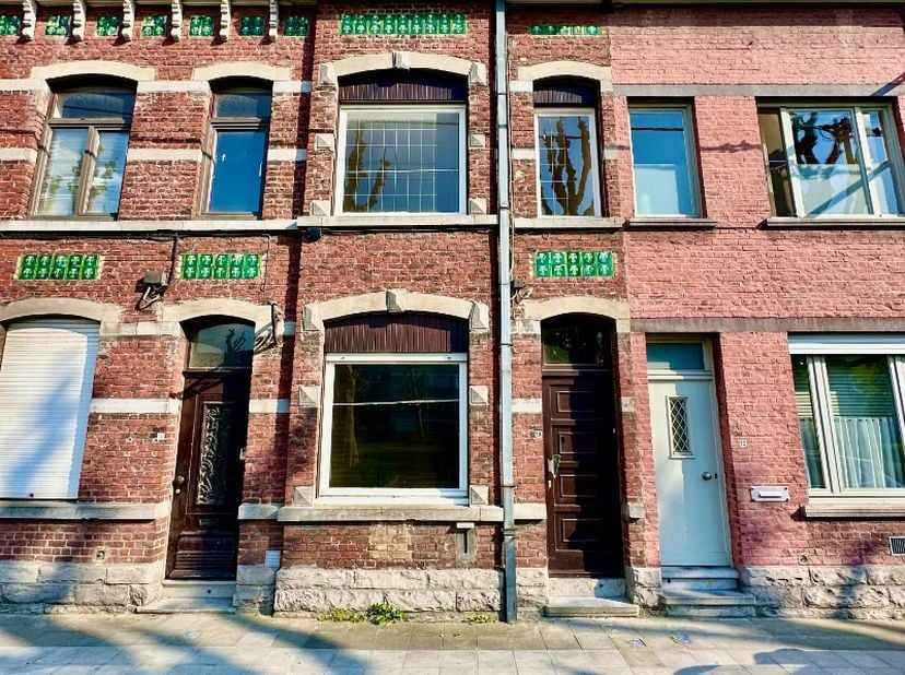 Gelegen aan het charmante Vander Merschplein in het centrum van Menen, biedt deze te renoveren woning een uitgelezen kans voor jonge gezinnen, handige