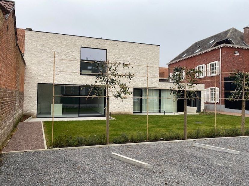Dit gelijkvloers appartement van 80 m² is gelegen op de Varkensmarkt 7A bus 0.2,  in het centrum van Diepenbeek.  Gelegen tussen de as Hasselt-Genk-Bi