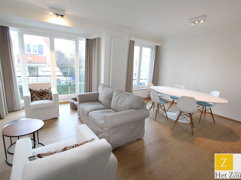 Een lumineus 2 slaapkamer appartement, rustige maar centrale ligging. Indeling : inkomhal met gastentoilet, aangename woonkamer met balkon, volledig i