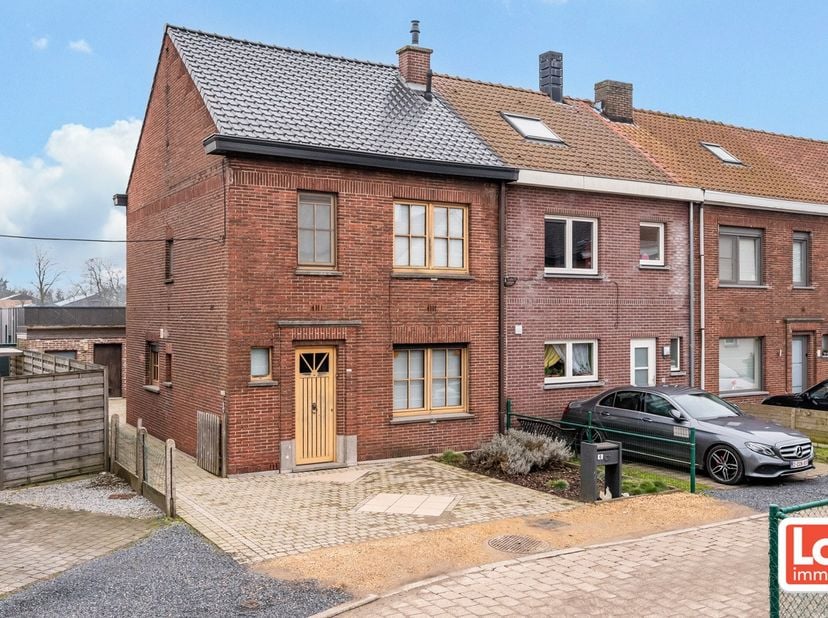 IN OPTIE! Instapklare halfopen woning met twee autostaanplaatsen op een rustige locatie in Oostakker. De woning bevat op het gelijkvloers een inkomhal