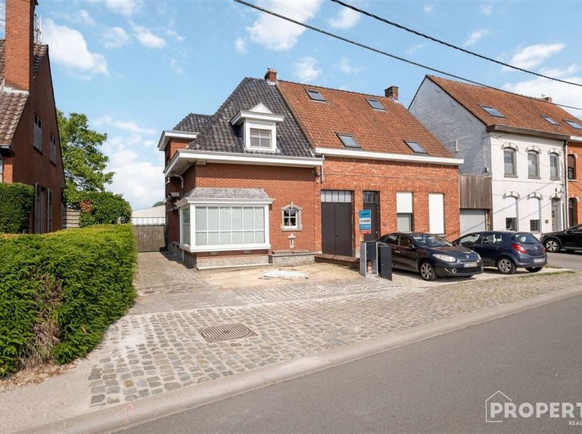 Ontdek deze charmante halfopen woning in Deerlijk, ideaal voor wie comfort en stijl wil combineren. Binnenin treft u een ruime woonkamer met veel natu