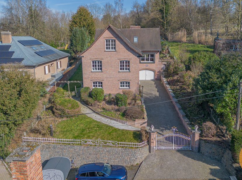 GERAARDSBERGEN - Deze ruime villa gelegen in een doodlopende straat te Geraardsbergen biedt vele mogelijkheden. Winkels, scholen, openbaar vervoer, en