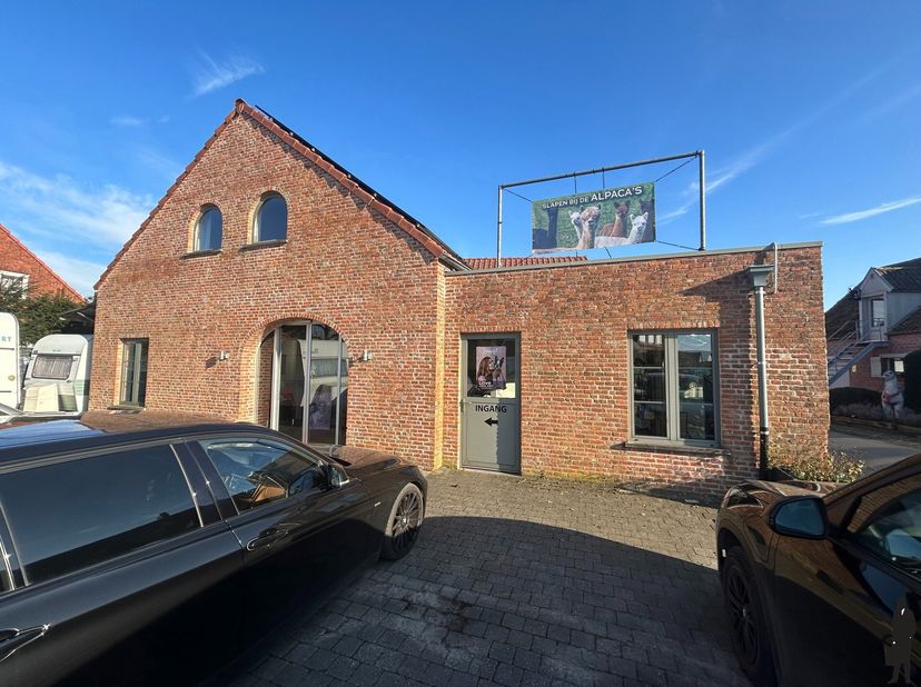 Handelspand van ca. 100m² te huur in Vlimmeren/ Beerse!&lt;br /&gt;
Voorzien van:&lt;br /&gt;
- Automatische inkomdeuren&lt;br /&gt;
- Verwarming (lucht-lucht)&lt;br /&gt;
-