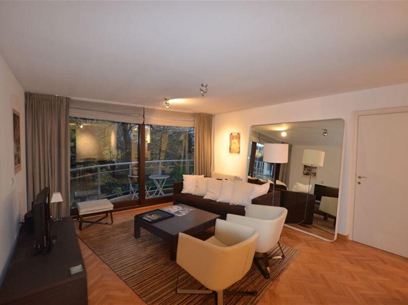 Description: en pleine verdure, au  calme et à deux minutes du Parc du Cinquantenaire,  de la rue des Tongres et du métro Mérode, appartement meublé