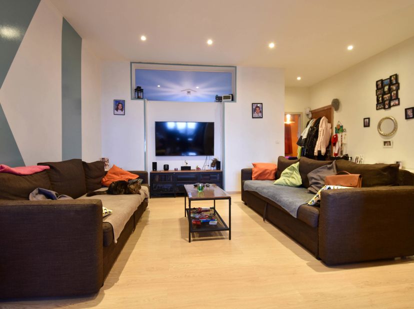 Idéalement situé à proximité de nombreuse facilités, TRIOR vous propose ce bel appartement rénové récement et qui se trouve dans un petit immeuble à t