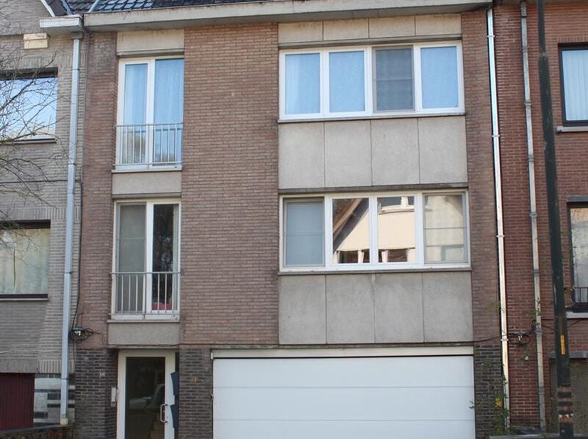 Maak je afspraak via www.living-stone.be&lt;br /&gt;
Éénslaapkamerappartement met groot zonneterras te Dilbeek.&lt;br /&gt;
3e verdieping - geen lift aanwezig.&lt;br