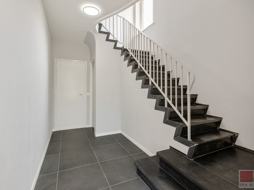 Halfvrijstaande woning uit 1969 op een perceel van 635m², woonopp. 154 m². De woning beschikt over drie slaapkamers en werd recent gerenoveerd, zowel