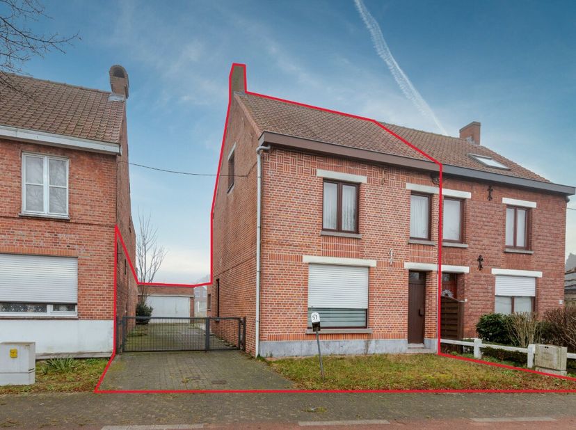 LiggingDeze eigendom bevindt zich op een uitstekende locatie in de Hospitaalstraat te Ertvelde, een levendige en strategische gelegen buurt met tal va