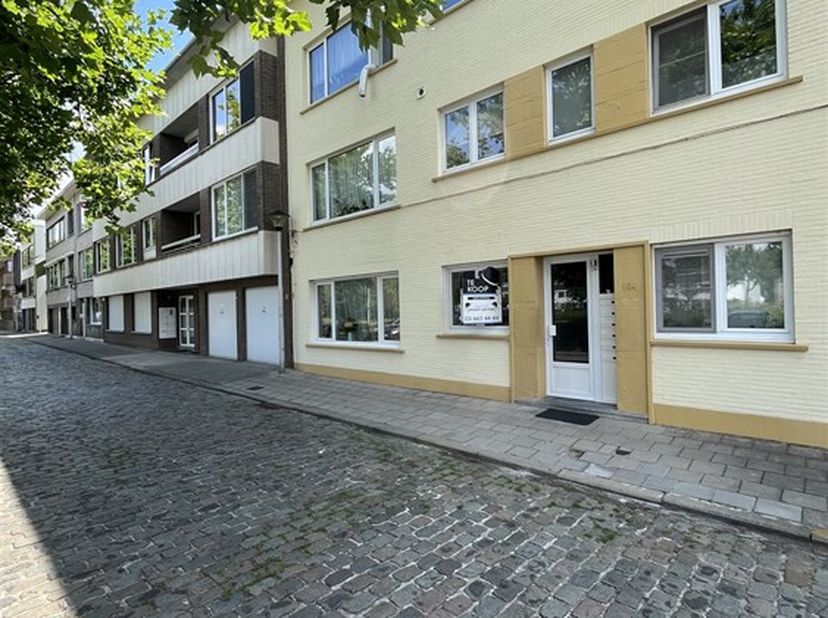 Energiezuinig gelijkvloers appartement met tuin, garage en 2 slaapkamers&lt;br /&gt;
Op zoek naar een zorgeloze investering of een later zelf te betrekken w