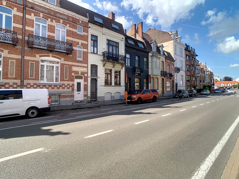 L&#039;appartement dispose de deux chambres spacieuses et d&#039;un salon confortable avec une cuisine ouverte entièrement équipée. Grâce à la terrasse attenant