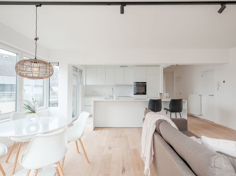 Dit hoekappartement aan de Markt in Gistel onderging een metamorfose!&lt;br /&gt;
Het appartement werd volledig gerenoveerd met zeer fijne, eigentijdse mate