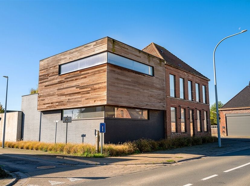 Alliance parfaite entre l&#039;ancien et le nouveau, imaginé par un architecte bien connu de la région. Ce lieu atypique structuré et élégant offre de mult
