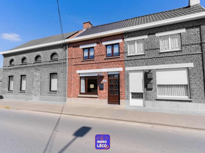 Au rez-de-chaussée : Spacieux séjour (salon, salle à manger), accès à une cave saine, lumineuse extension desservant un second espace de vie, une cuis