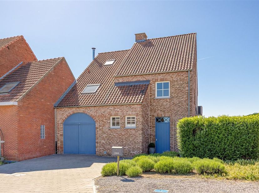 Instapklare, energiezuinige woning met 4 slaapkamers.&lt;br /&gt;
Deze recente woning uit 2004 met een bewoonbare oppervlakte van 270 m² en  met een zeer gu