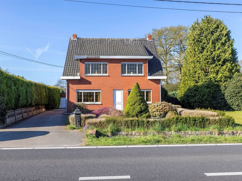 Te renoveren woning op een perceel van ca 2343 m² &lt;br /&gt;
Indeling :&lt;br /&gt;
Gelijkvloers:&lt;br /&gt;
Leefruimte, keuken, opkamer, bergplaats/wasplaats, badka