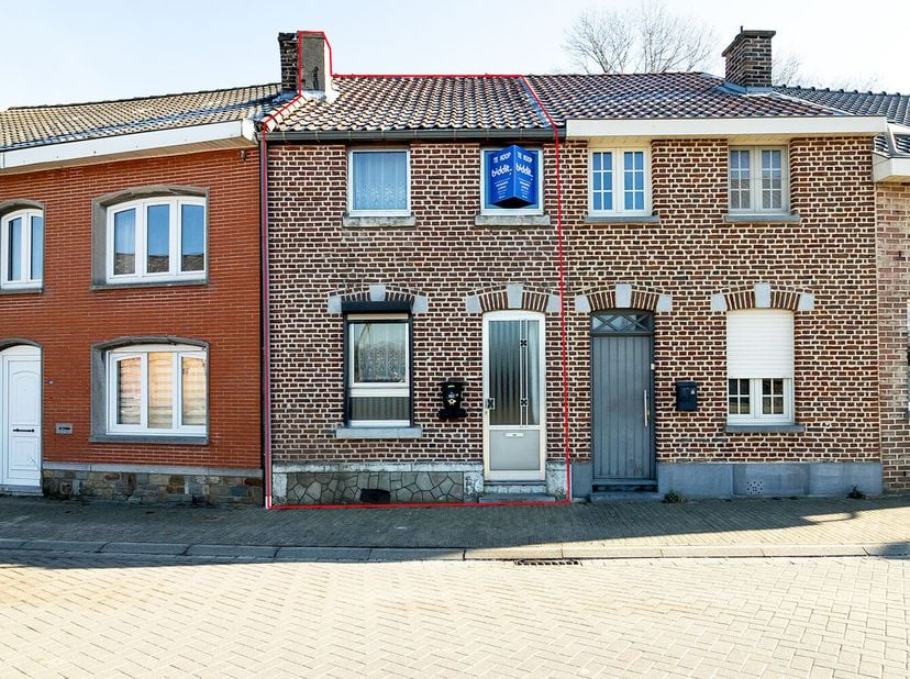 TE RENOVEREN WONING &lt;br /&gt;
 &lt;br /&gt;
Een goed gelegen te renoveren woning met twee garageboxen, met een oppervlakte van vijf are vijftien centiare.   &lt;b