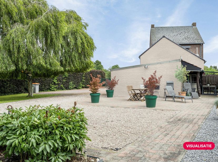 Cette maison partiellement rénovée avec des éléments authentiques est idéalement située sur le Rijksweg à Opgrimbie (Maasmechelen), à seulement 10 min