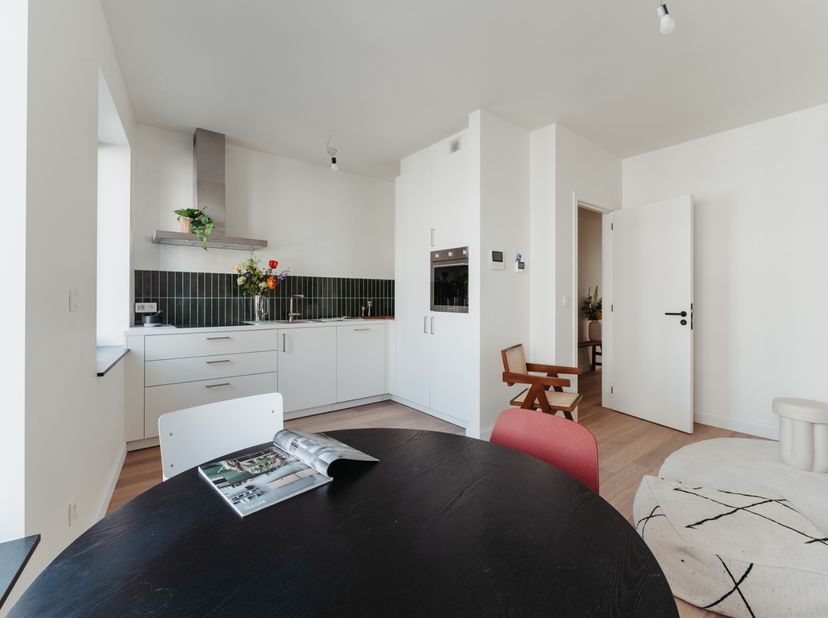 Deze kleinschalige residentie met 4 entiteiten werd compleet gerenoveerd conform de huidige eisen. Het appartement ligt rustig en centraal, vlakbij he