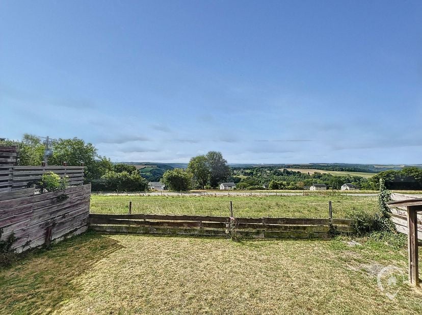 Vos Agences Condrogest DInant vous présente cette caravane résidentielle située à Inzemont, sur les hauteurs d&#039;Hastière. Le bien dispose d&#039;une belle t