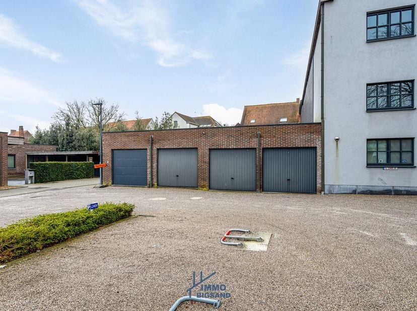 Garage in het centrum van Dadizele te koop. Bouwjaar: 2008. Aanwezigheid elektriciteit. Circa 17m² perfect voor een auto in te plaatsen. Bereikbaar vi