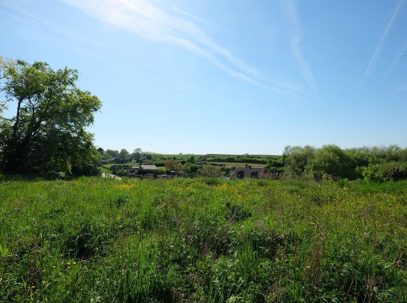 Op een bijzondere locatie tussen Gingelom en Landen vinden we dit mooie perceel open bouwgrond van meer dan 6 are. Wat dit eigendom onderscheidt, is z