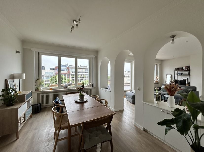 UCCLE - Sur la prestigieuse Avenue Winston Churchill, à deux pas de la place Brugmann, lumineux APPARTEMENT (2ch/1sdb/1sdd) remis à neuf de ± 104m² av
