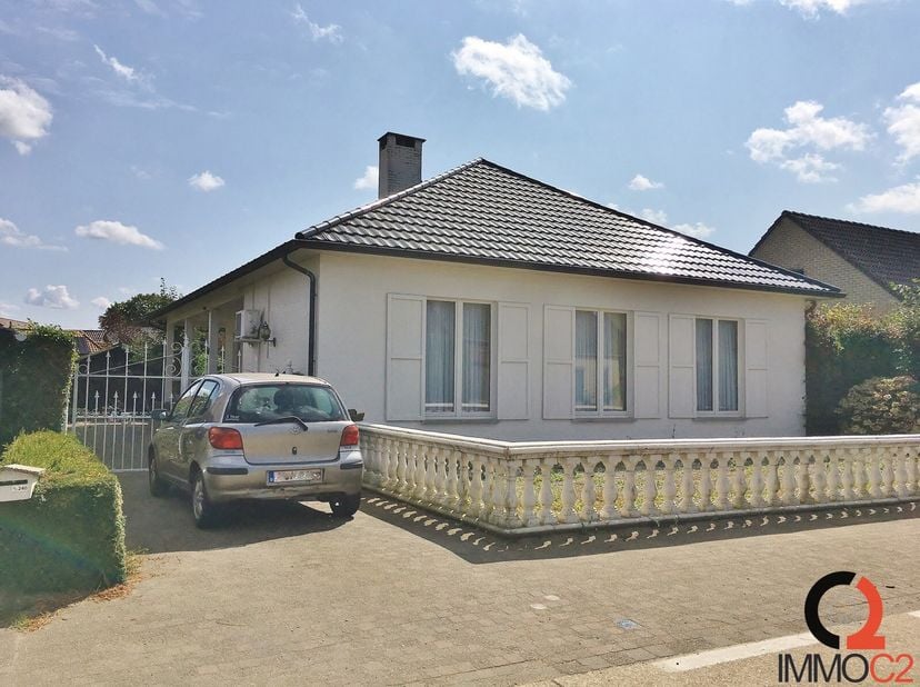 Voor meer info, 360° en foto&#039;s, surf naar www.immo-c2.be&lt;br /&gt;
Centraal gelegen charmante eengezinswoning (OB) op een perceel van 10 A 70 CA.&lt;br /&gt;
De