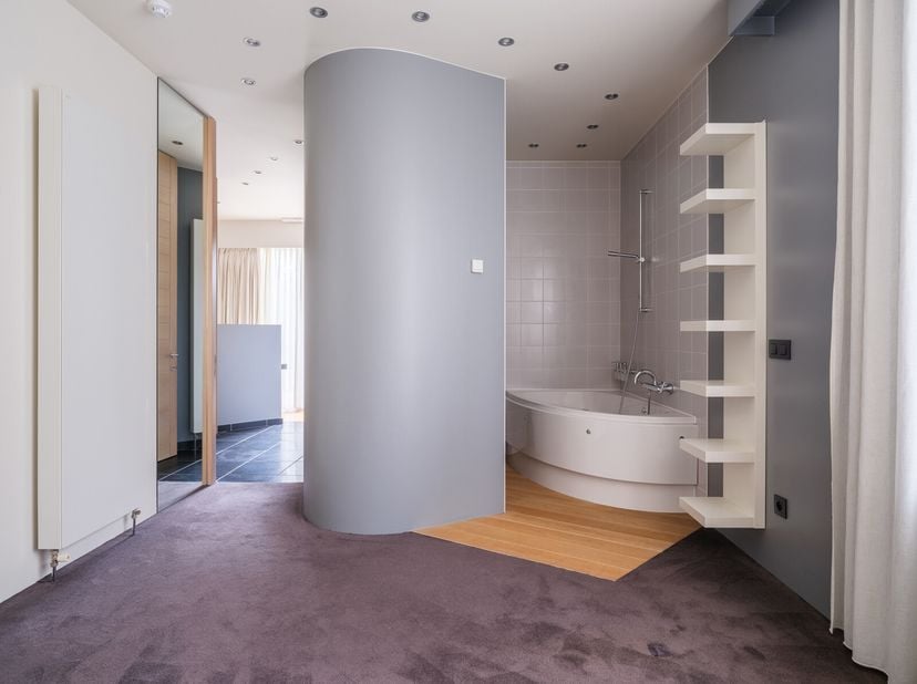 Deze unieke villa biedt een uitzonderlijke kans om te genieten van rust, luxe en comfort. Gelegen in de tweede bouwlijn van de Eeklostraat te Mariaker