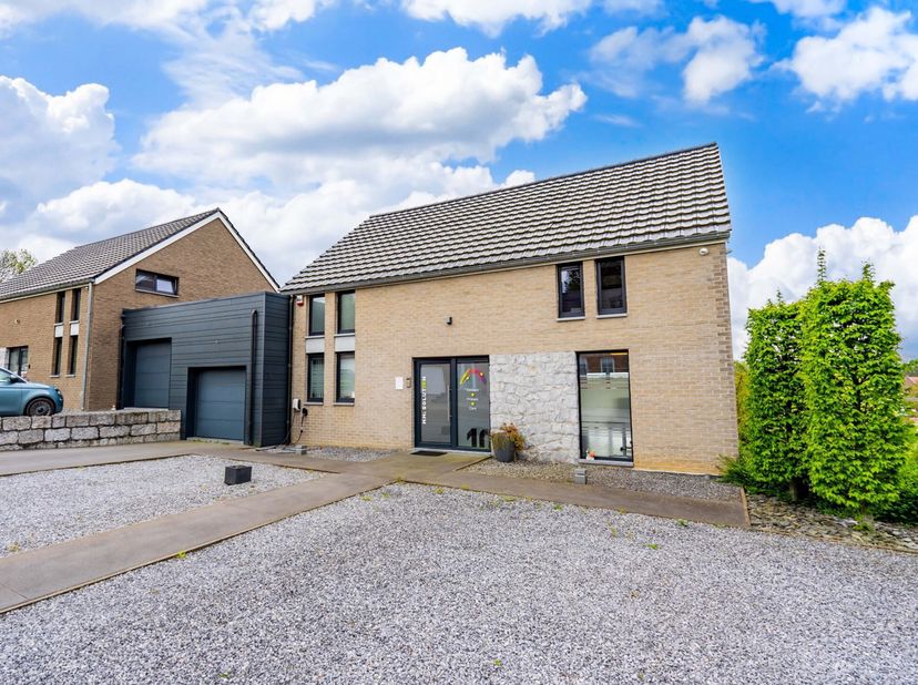 This co-working space is ideally located in a quiet street of Heure-le-Romain and has 2 offices + 1 bathroom, for full-time or half-time rental. These