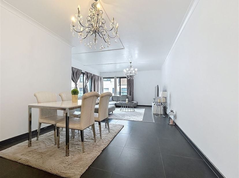 Située dans un clos paisible, cette maison 3 façades, offre une structure robuste ainsi qu&#039;un aménagement moderne et fonctionnel. Elle dispose dune al