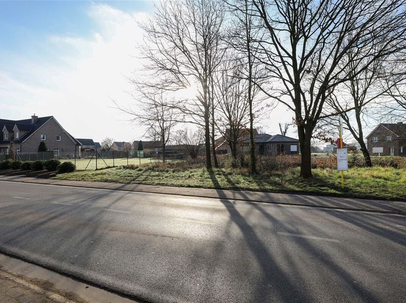 Knap perceel van 6a 02ca voor open bebouwing&lt;br /&gt;
Algemeen:&lt;br /&gt;
+ Rustige en landelijke ligging&lt;br /&gt;
+ Winkels, openbaar vervoer, horeca en handel
