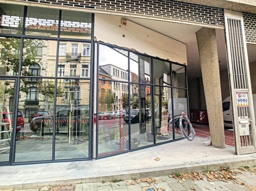 Droomt u ervan om uw concept store te lanceren, uw kantoor in te richten of uw praktijk te openen in een dynamische wijk? Deze ruimte is ontworpen voo