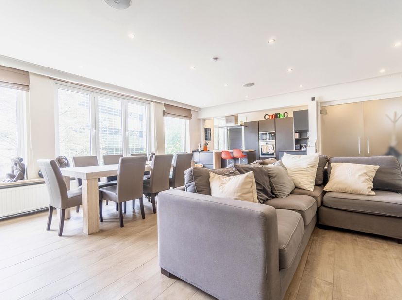Idéalement situé entre les parcs de Woluwe et des Sources, à deux pas des commerces et facilités, TRIOR Woluwe vous propose ce charmant appartement 2C